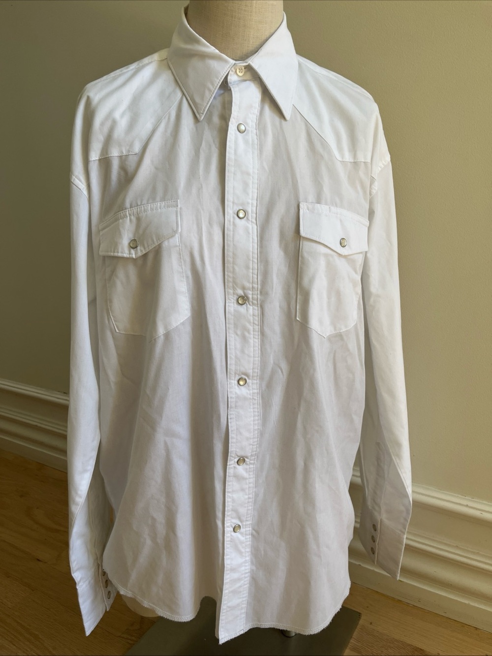 Wrangler Classic White Men's Button-Up Shirt size Medium